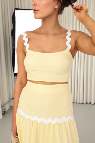 arliss-crop-fitted-crop-stretch-back-yellow-white