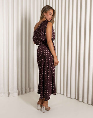 Woman wearing a polka dot dress against a white curtain background
Brown off shoulder midi dress with pale pink polka dots