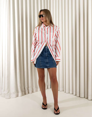 Mid blue high-waist denim mini skirt with flap pockets and zip front